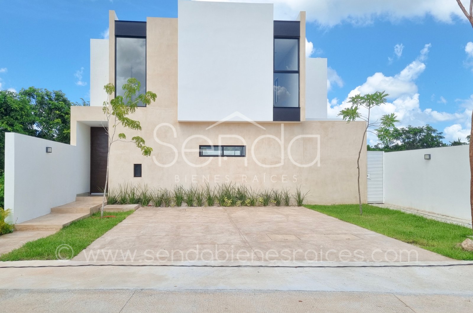 1626-Casa-en-venta-en-Plenum-Residencial-con-3-habitaciones-y-alberca (1).jpg